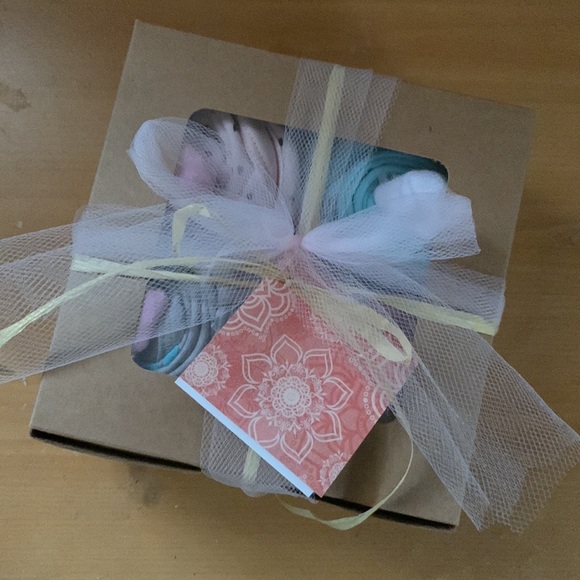 🧁Baby Girl Onesies & Socks “CUPCAKES!” Baby Girl Gift Set - 4ct Box - Picture 3 of 11